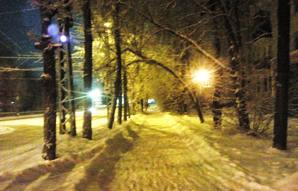 По улочке в январе