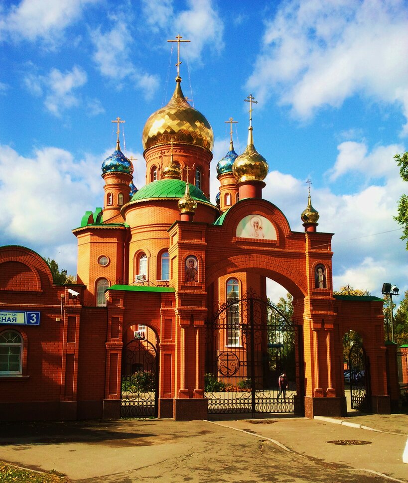 У храма