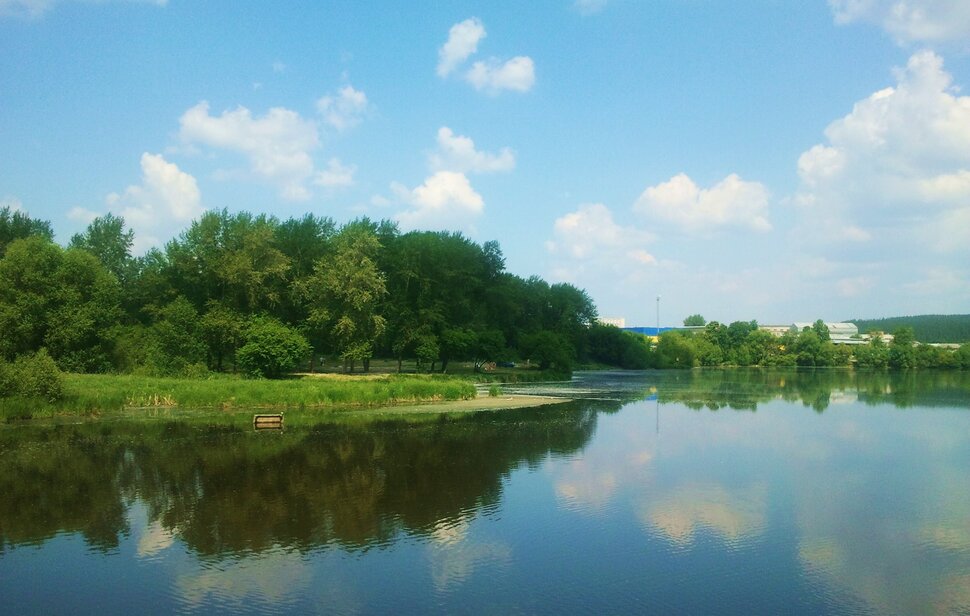 У реки