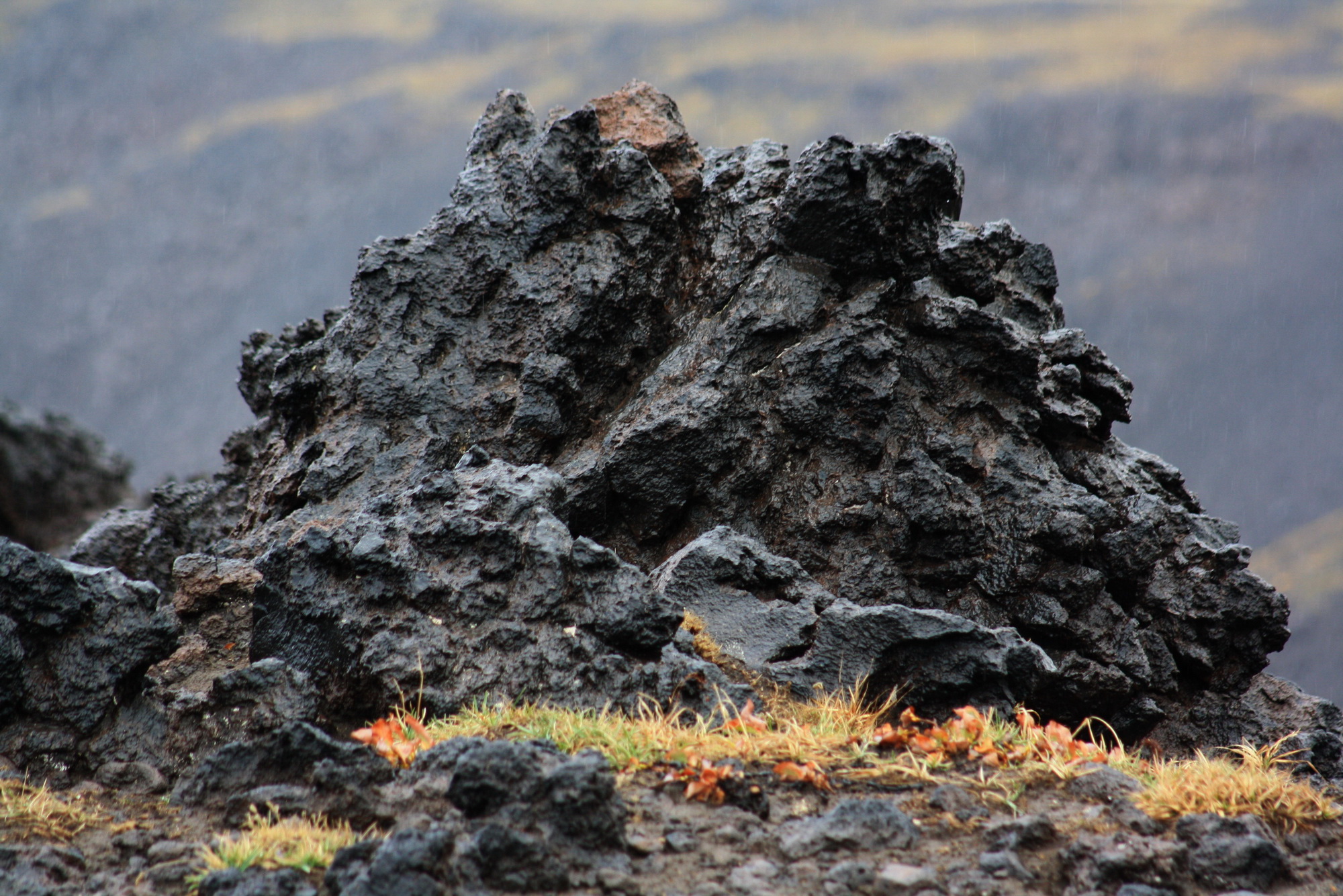Вулкан горная порода. Застывшая лава вулкана. Застывшая лава минерал. Застывшая магма камень. Вулканическая лава камень.