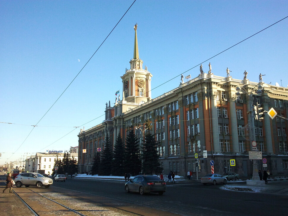 По главному проспекту у Горсовета