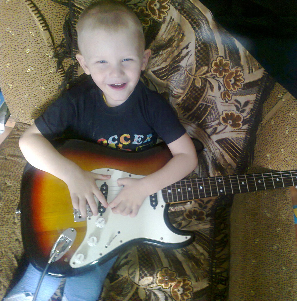 мой внук гитарист