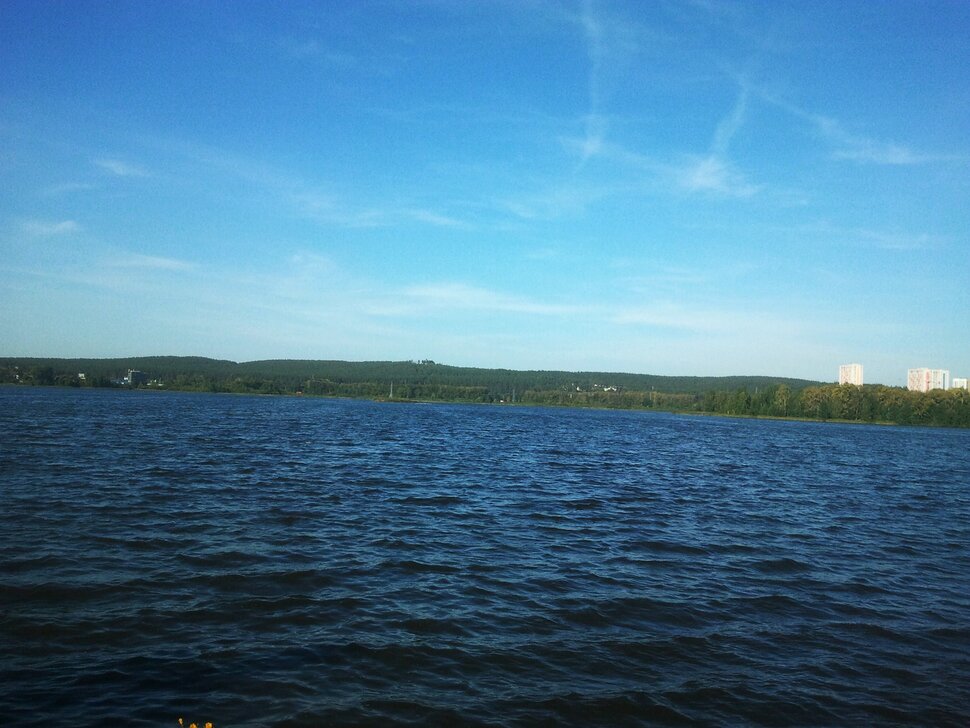 У реки