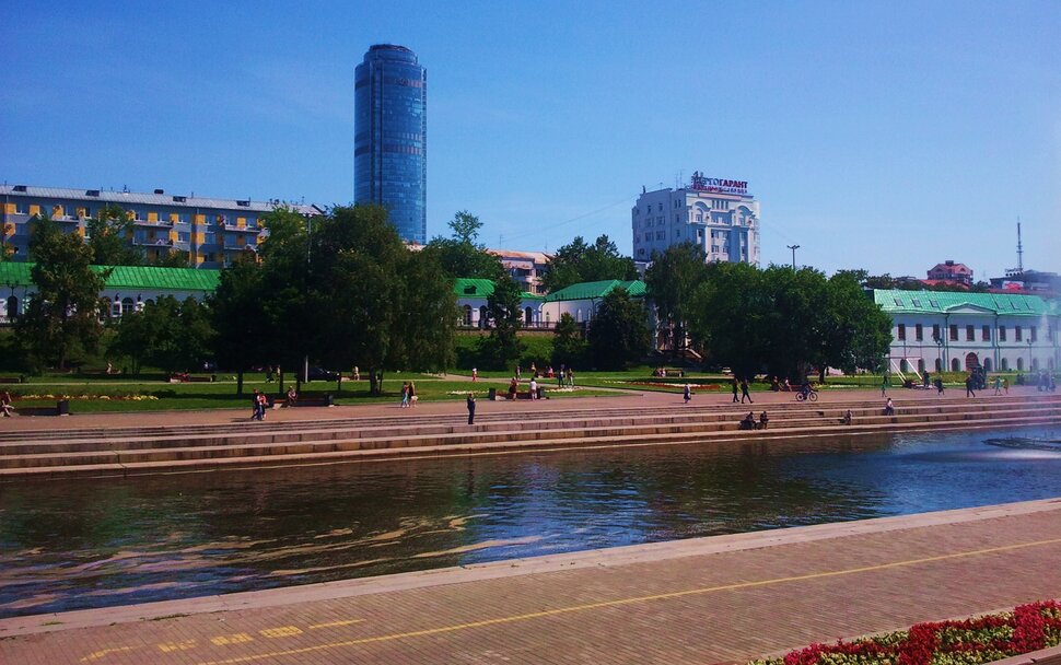 У реки