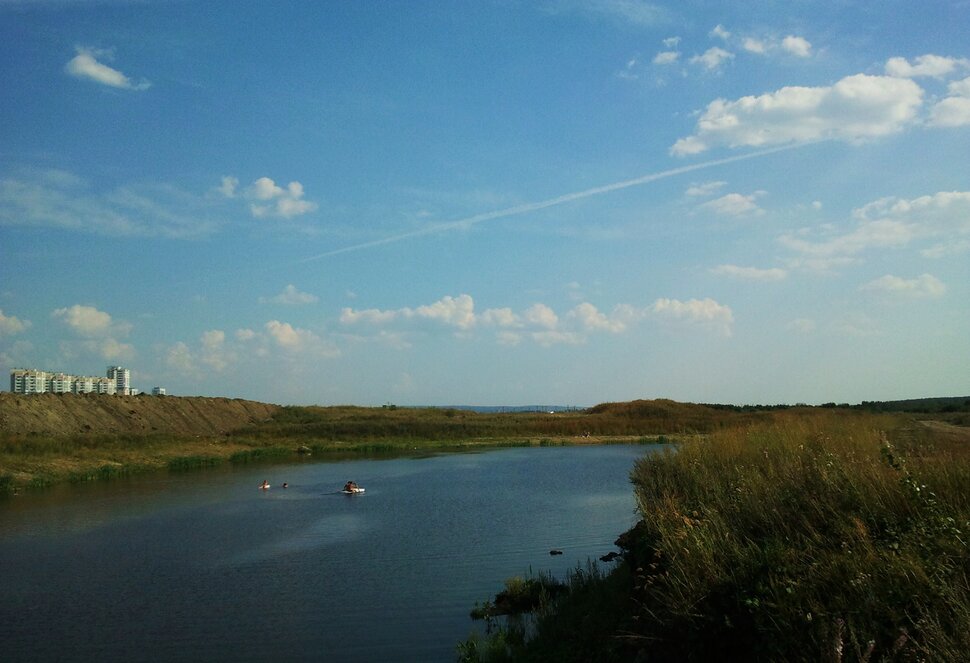 У реки