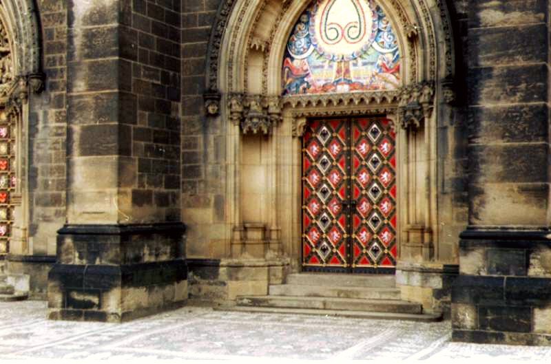 двери костела Вышеграда