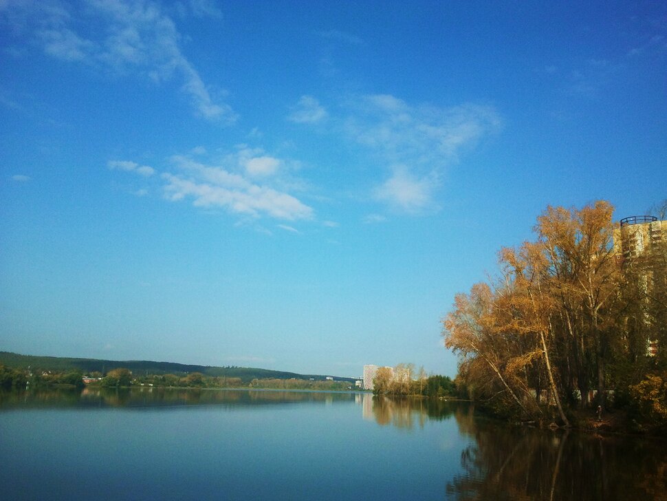 Осенью у реки