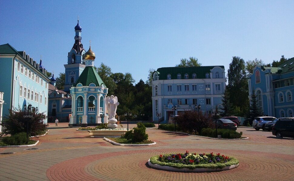 У храма