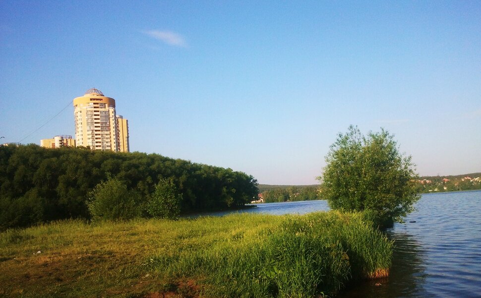 У реки