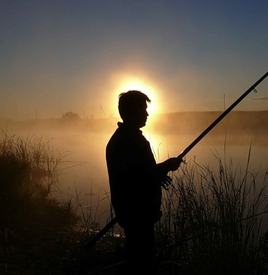 Ловить рыбу ночью. Ночная рыбалка. Ночной Рыбак. Рыбак ночью. Фонарь рыбака.