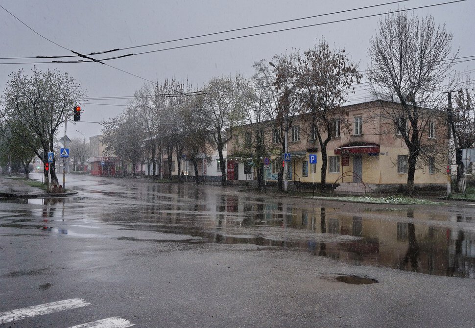 Проказник апрель, открыл дверь февралю