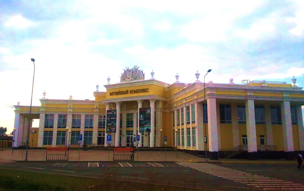 У домика