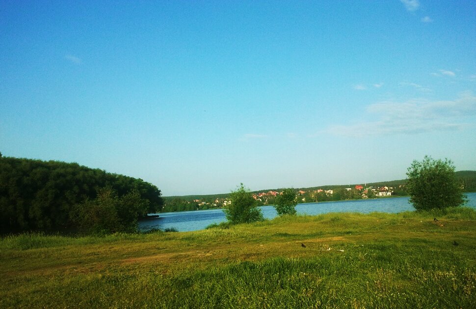 У реки