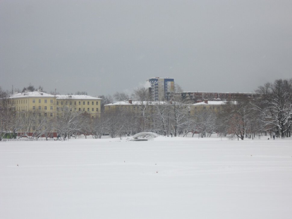 Пруд и здания зимой