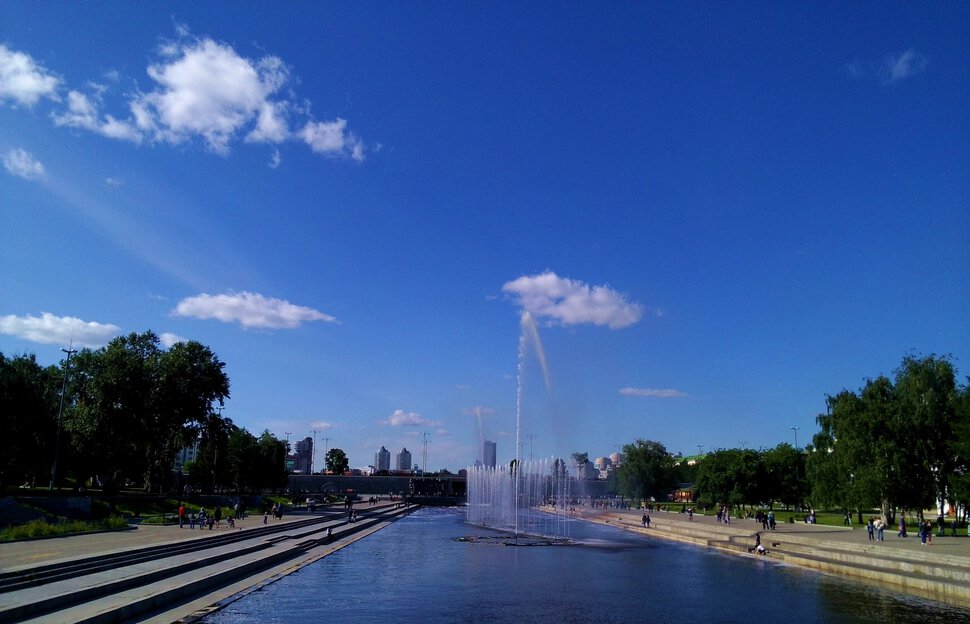 Река с фонтаном