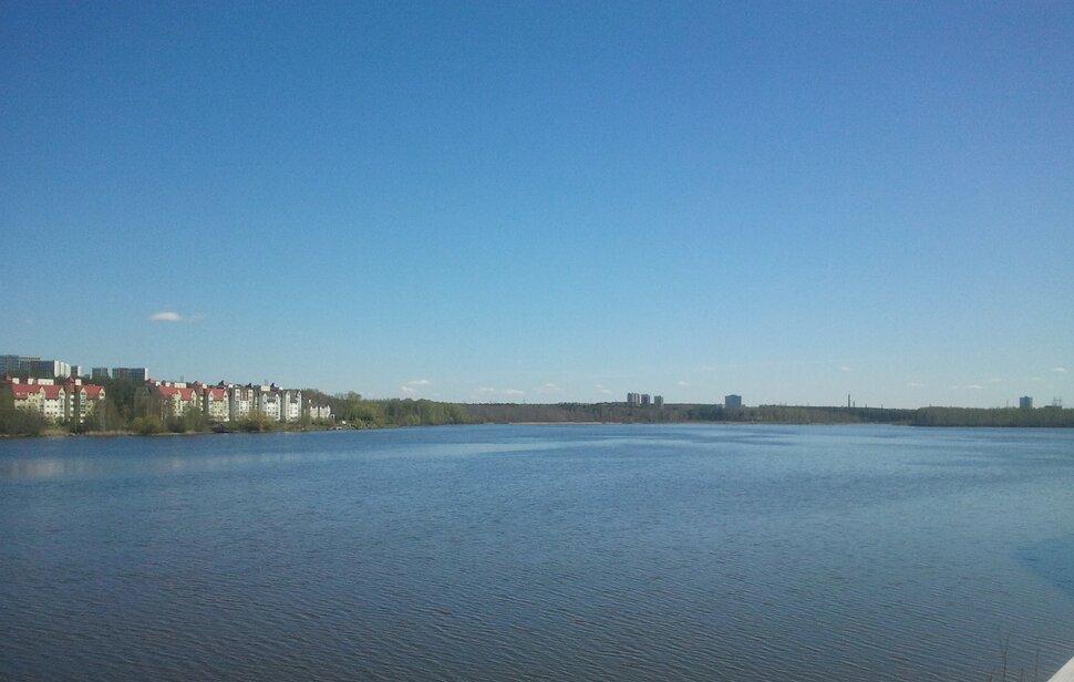 У реки