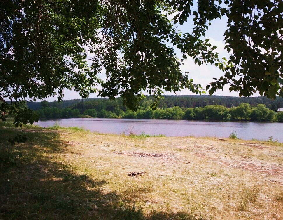 У реки