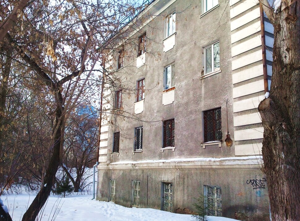 У старого домика