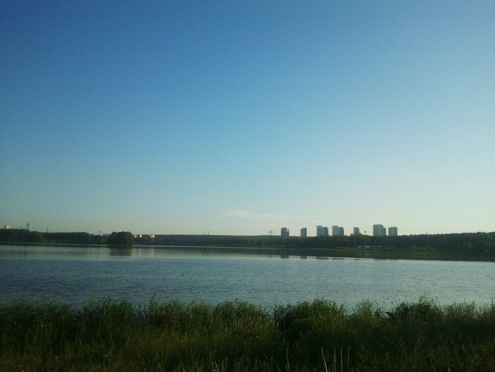 У реки