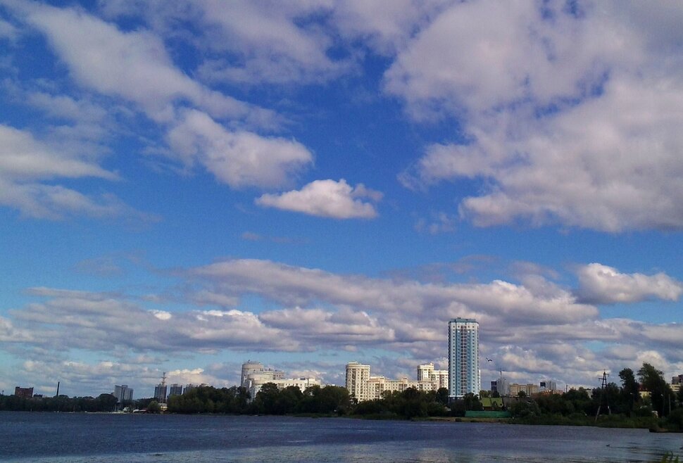 У реки