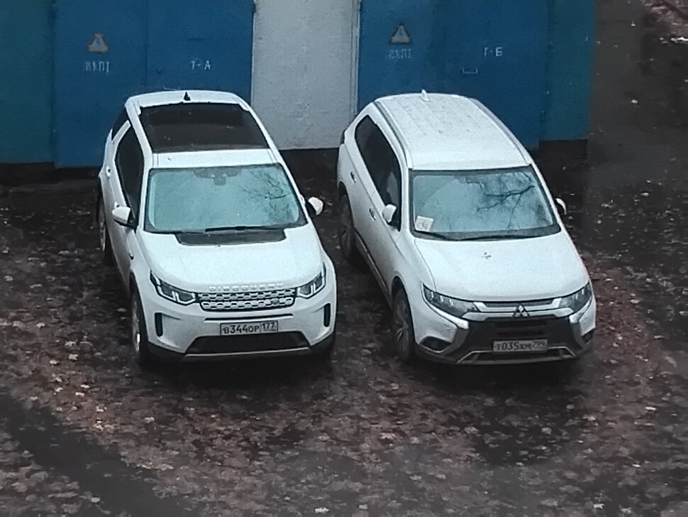 Две белые машины