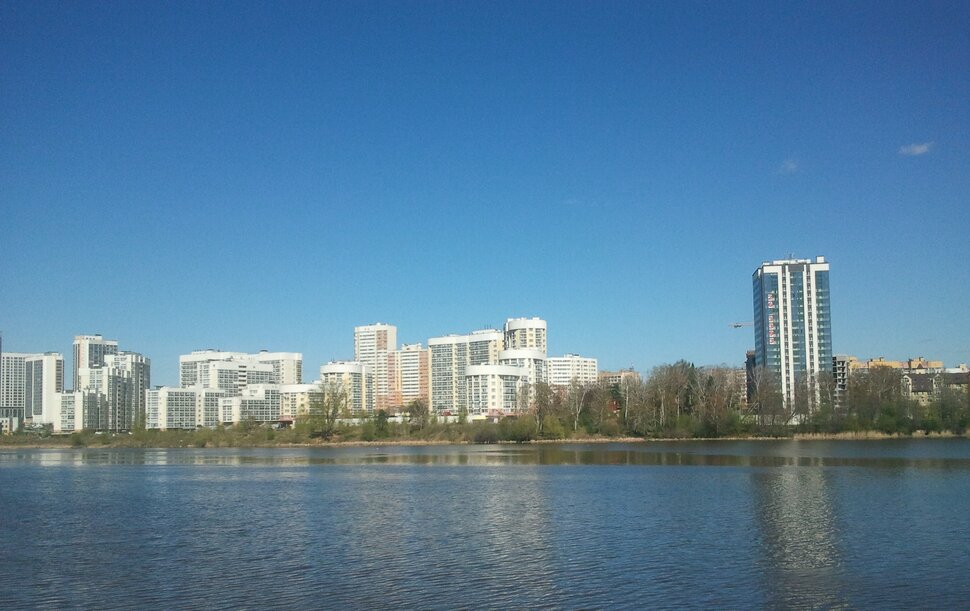 У реки