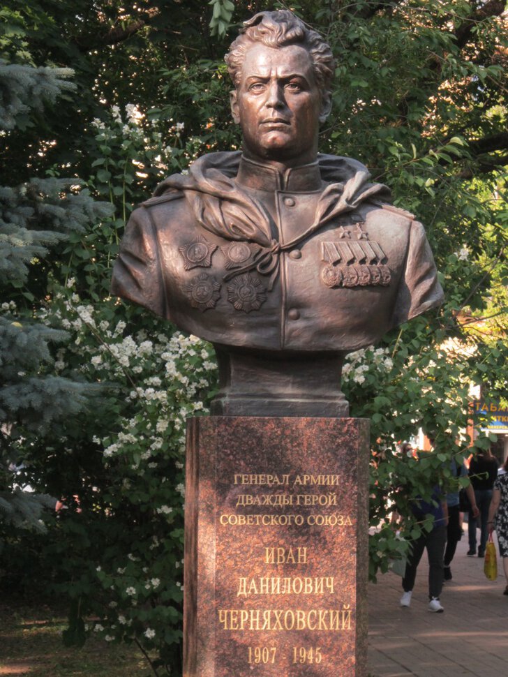 Памятник Полководцу