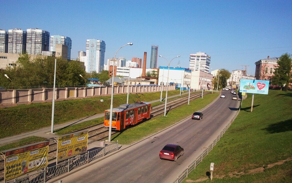 По проспекту