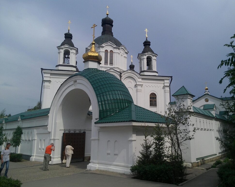 У храма