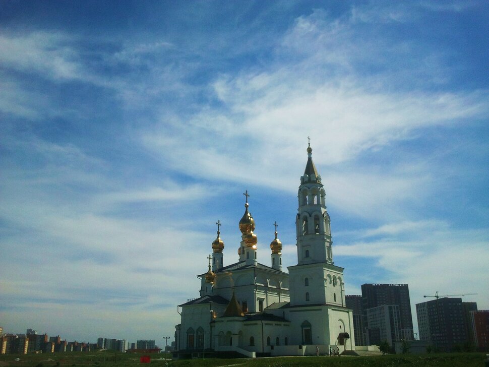 У храма
