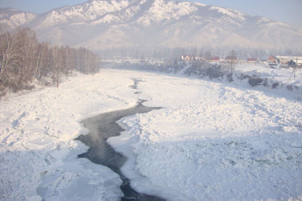Река в морозной дымке