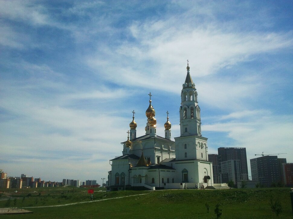 У храма
