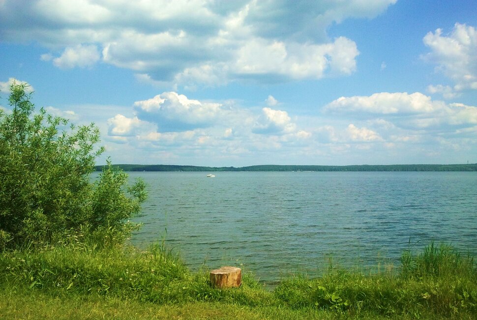 В июне у озера