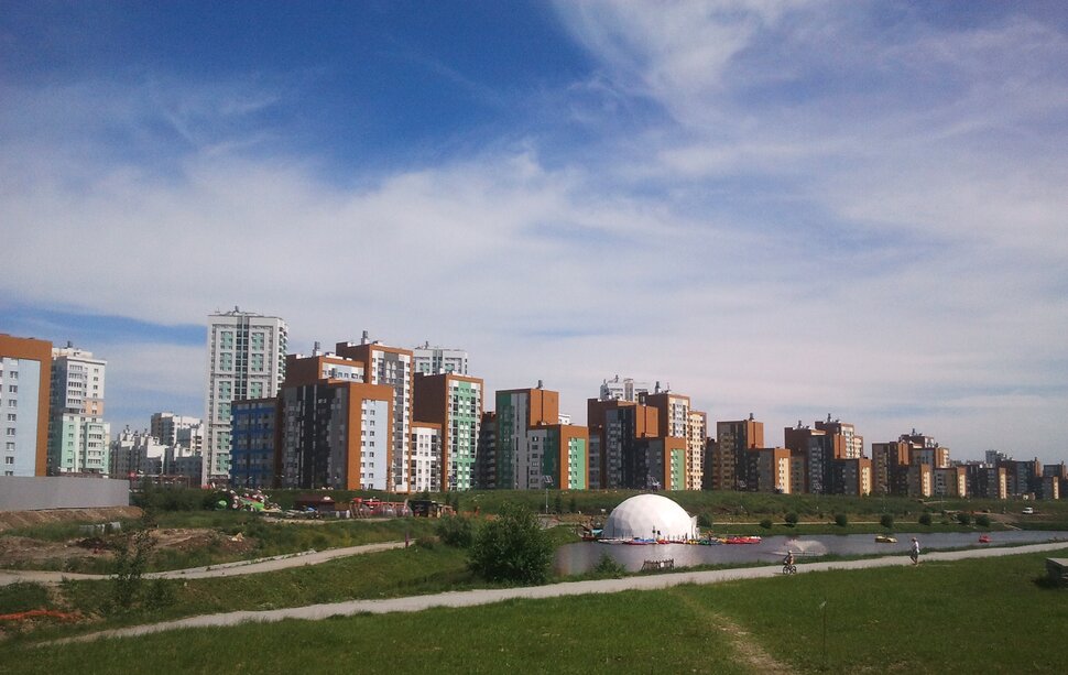 У реки