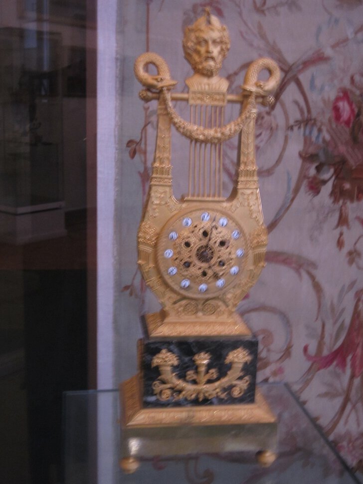 Часы-лира