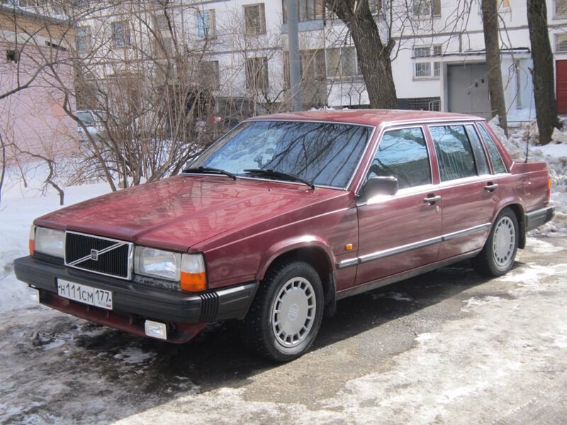 Красный Volvo