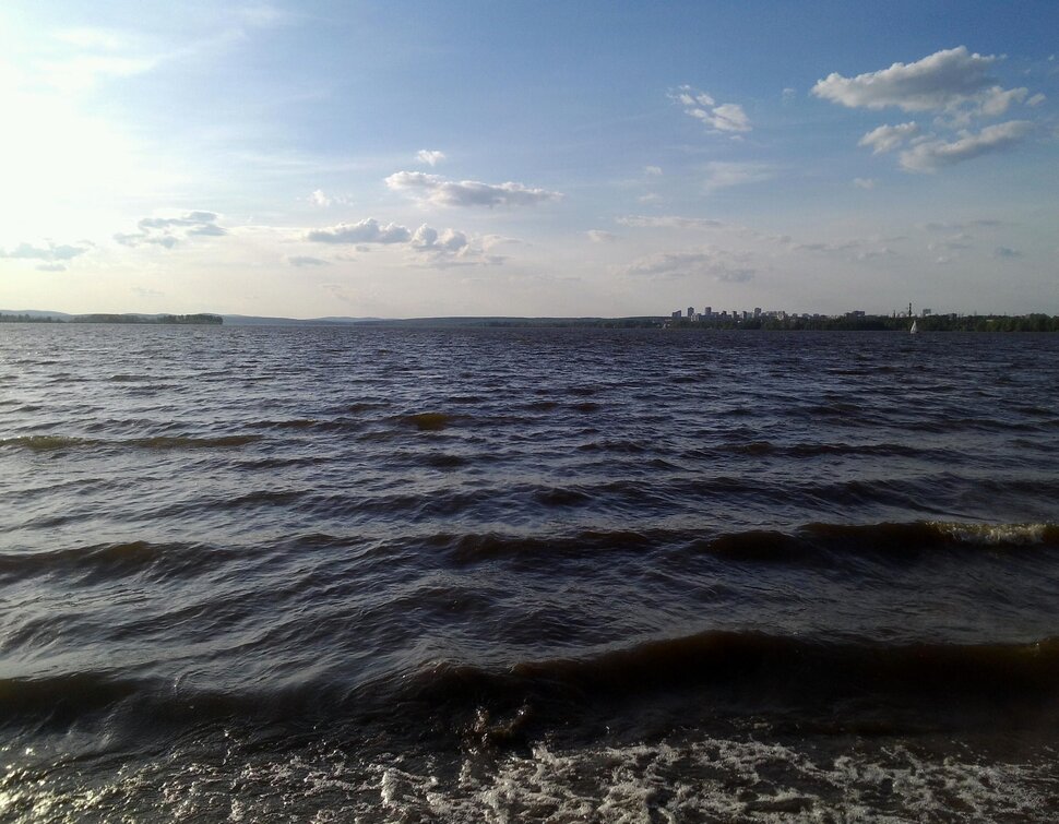 У реки
