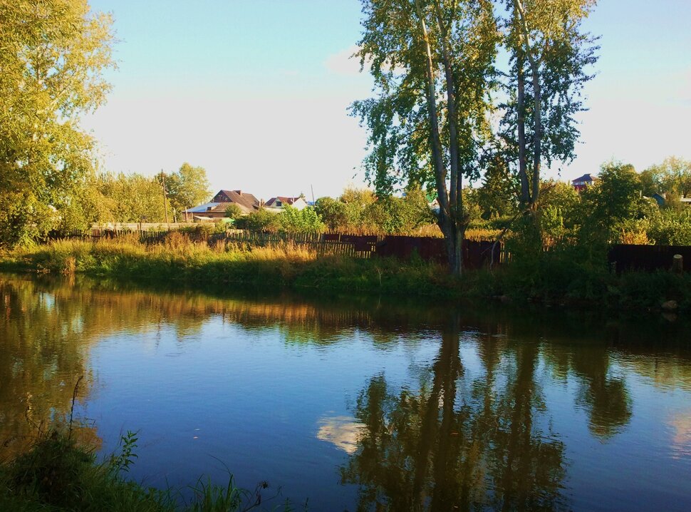 У реки