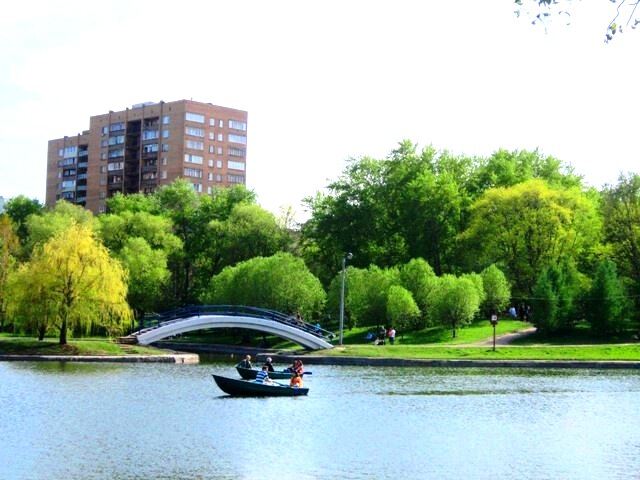 Москва, Парк Дружбы. Мост и лодки