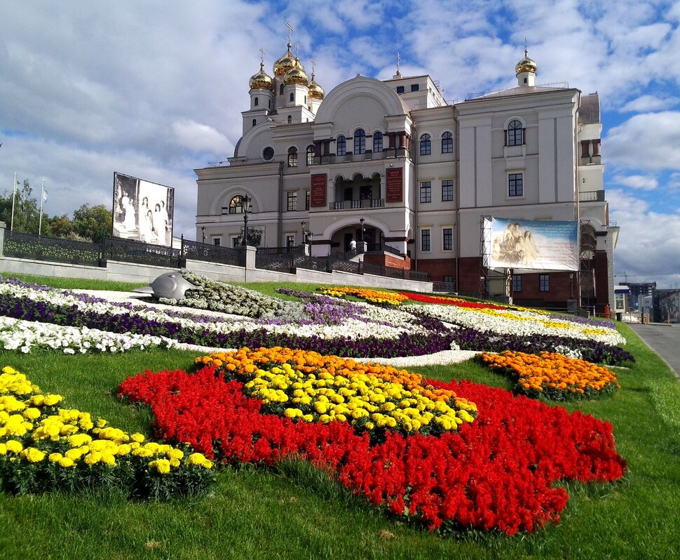 У клумбочки