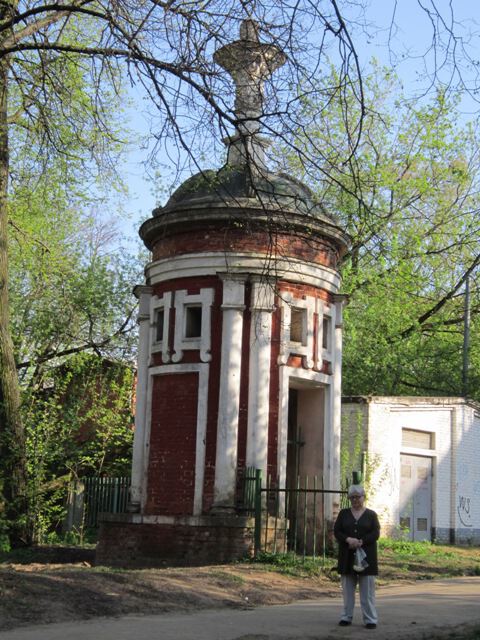 Старинная беседка в парке городском