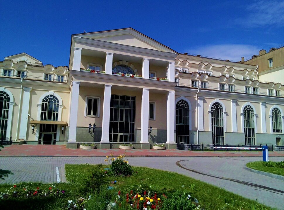 У домика