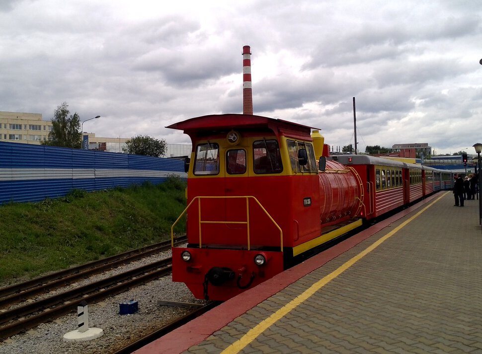 Прибытие поезда на детской железной дороге