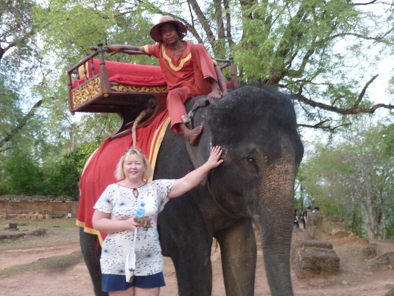 Камбоджа, катание на слонах