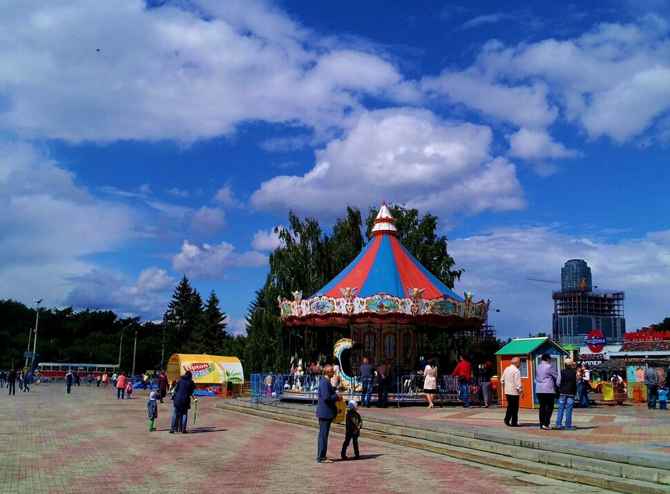 У карусели