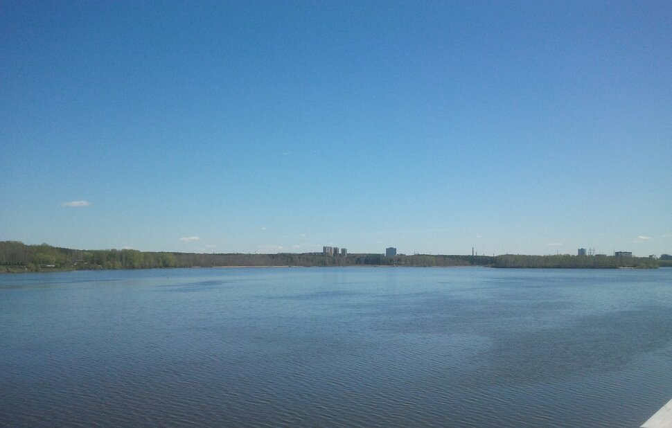 У реки