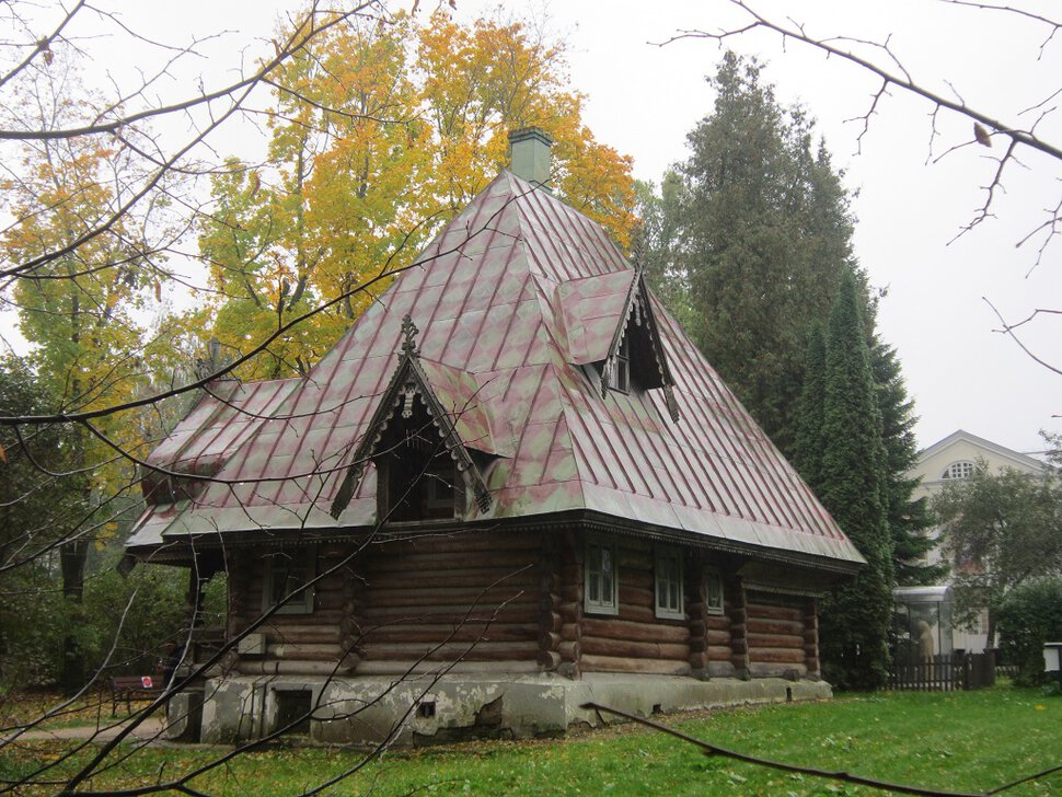 Абрамцево. Красивая избушка