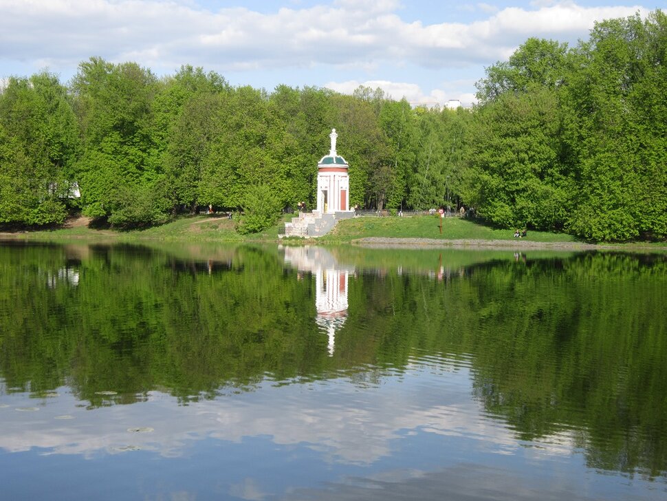 Беседка в зелени