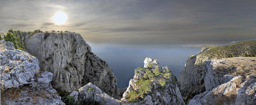 утро на скальных мысах вершины Айя