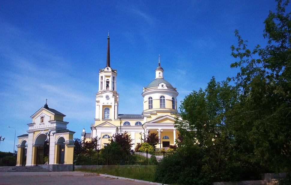 У храма